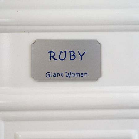 Апартаменти Giant Woman Цуцурос Екстер'єр фото